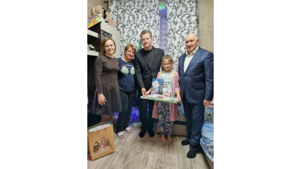 Глава трубчевской администрации исполнил новогоднее желание девятилетней Марины из Почепа