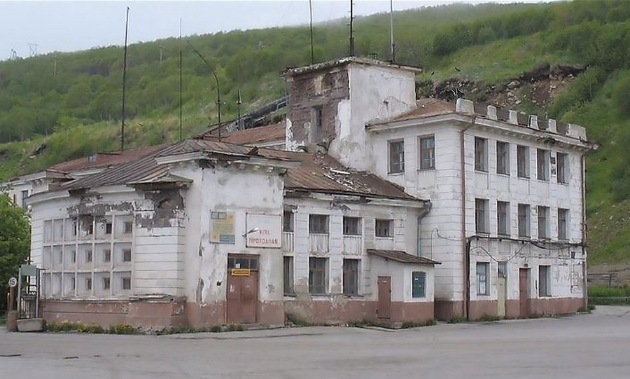 Заброшенное здание бывшего Управления магаданского пароходства