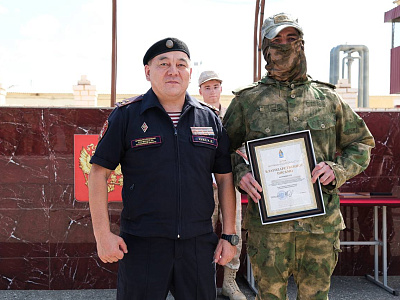 В Астрахани отличившимся на спецоперации росгвардейцам вручили награды, фото 4