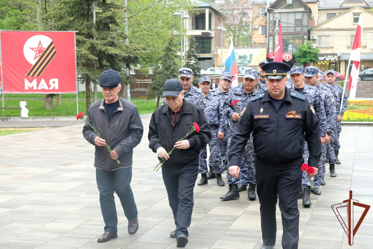 В Дагестане росгвардейцы провели автопробег ко Дню Победы и юбилею ведомства