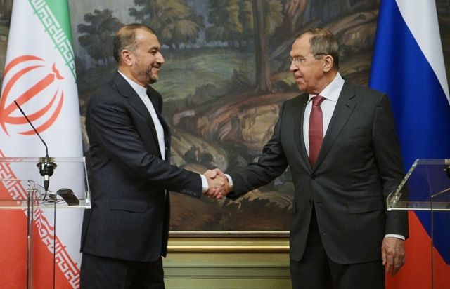 Министр иностранных дел РФ Сергей Лавров (справа) и министр иностранных дел Ирана Хоссейн Амир Абдоллахиян
