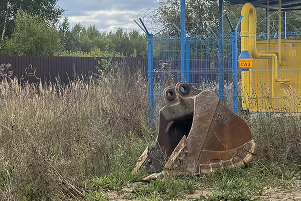 Перед коттеджным поселком «Резиденция Обухово» лежит ржавый экскаваторный ковш — как символ несбывшихся надежд