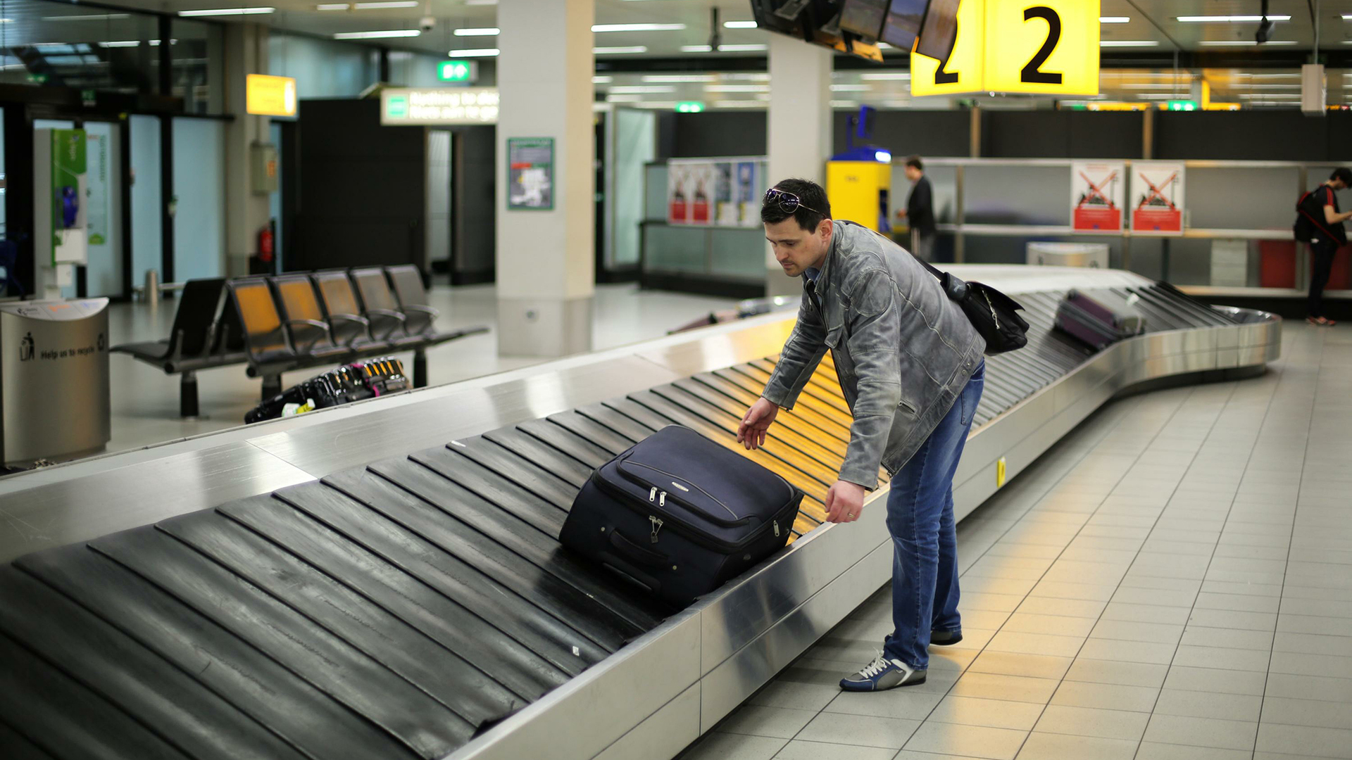 После прилета в аэропорт. Багажная лента Шереметьево. Шереметьево выдача багажа. Багажная лента в аэропорту. Получение багажа в аэропорту.