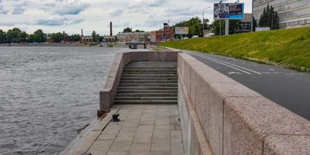 Два новых спуска оборудуют на Свердловской набережной.