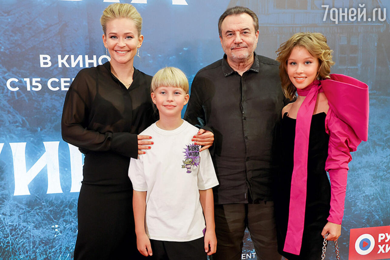 Юлия Пересильд и Алексей Учитель с дочками — Марией и Анной. Фото