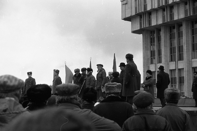 Митинг левых на площади Ленина.