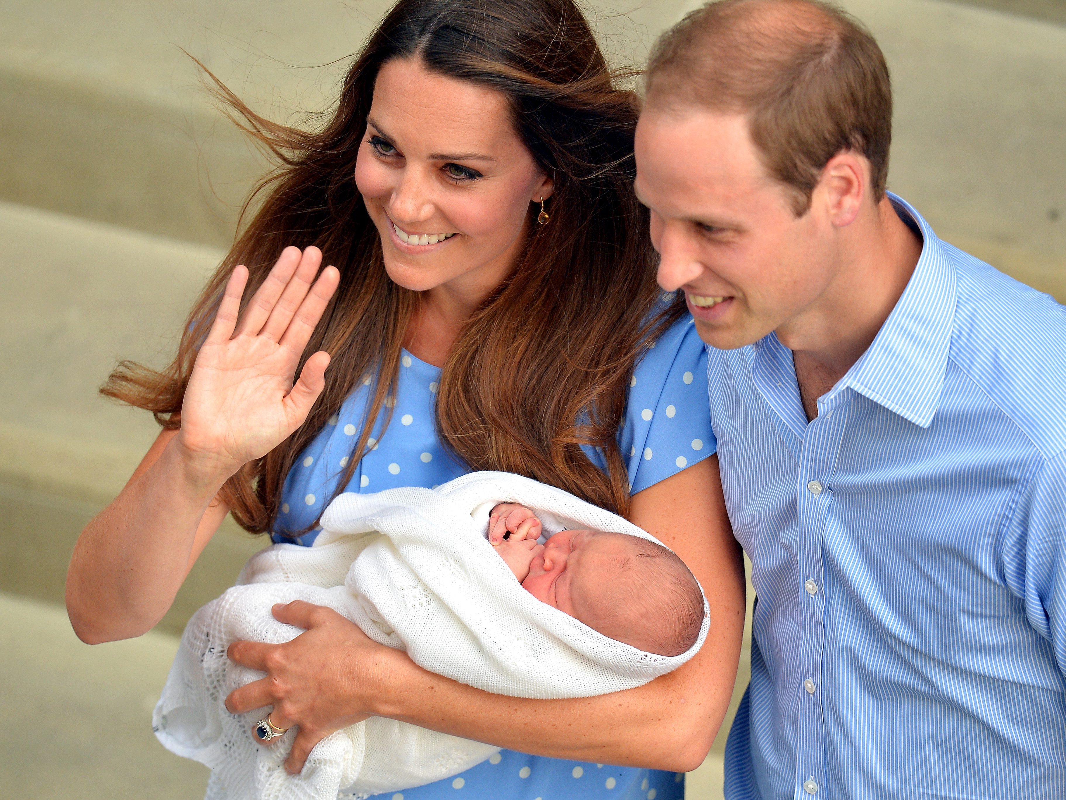 25 лет когда родился. Кейт Миддлтон и принц Джордж. Сын Уильяма и Кейт Миддлтон. Принц Луи Кембриджский. Семья принца Уильяма и Кейт Миддлтон.
