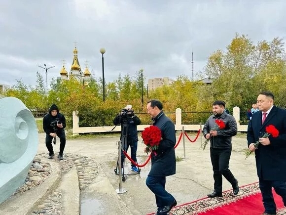 В День города в Якутске возложили цветы к памятнику основателям городов и сел