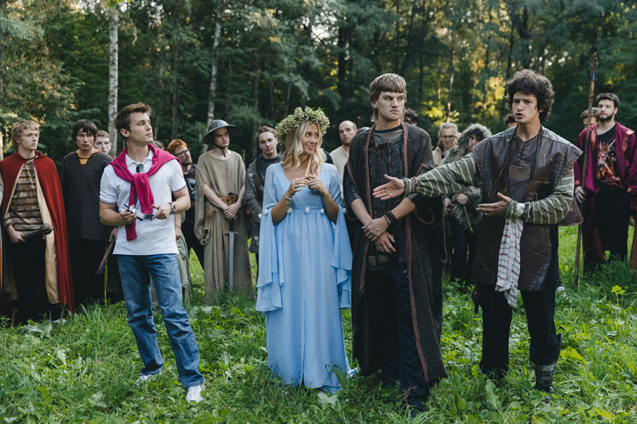 Кадры из фильма «Москва слезам не верит. Всё только начинается». Актеры Иван Янковский, Мария Камова, Андрей Максимов, Владислав Тирон (слева на право)