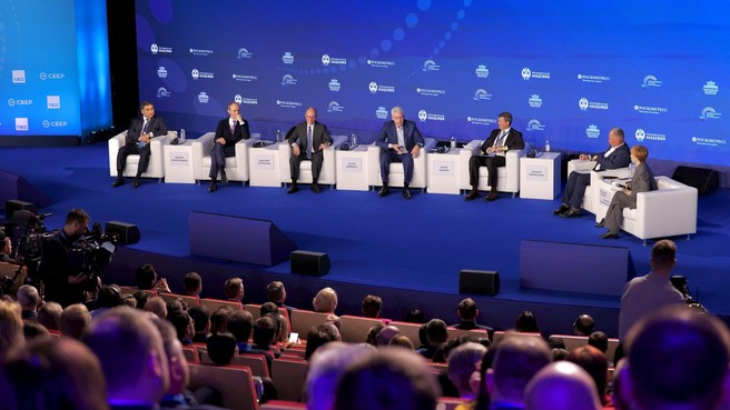 Дмитрий Григоренко принял участие в пленарной сессии «Государственное управление XXI века: между скоростью и смыслом»