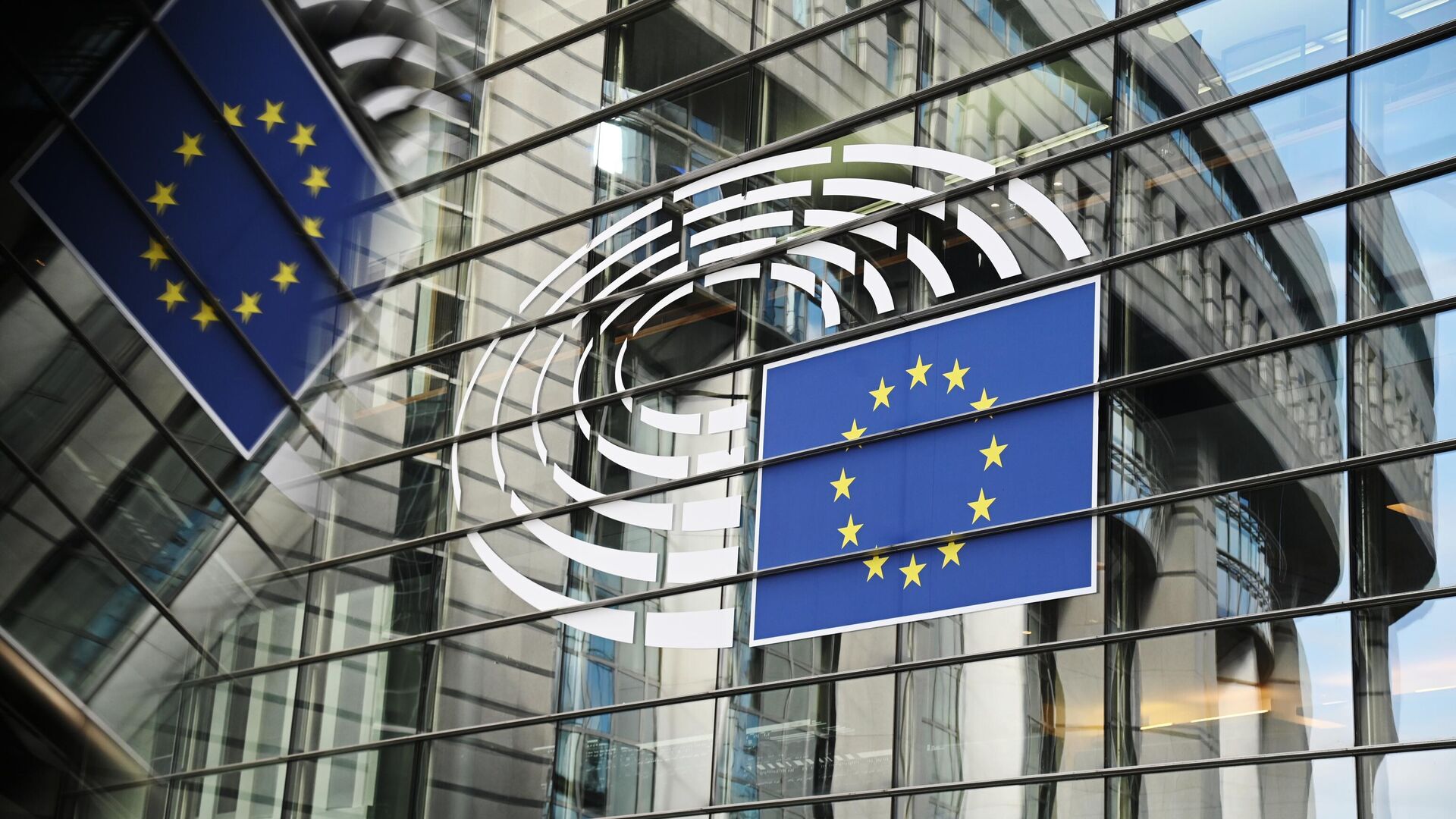 Логотип Евросоюза на здании штаб-квартиры Европейского парламента в Брюсселе. - Sputnik Абхазия, 1920, 11.06.2025