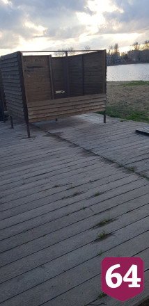 Вандалы разрушили пляжные раздевалки