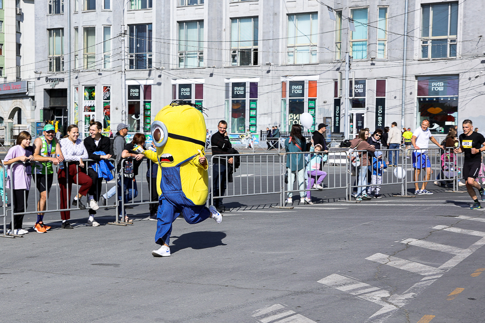 набережная адмирала трибуца калининград. фото с раевича 2022. фестиваль раевича новосибирск 2019 фотозоны. яркие моменты на трибуца. полумарафон раевича 2022.