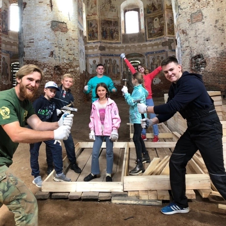 Добровольцы помогают «Белому Ирису» сохранять хрупкую старину