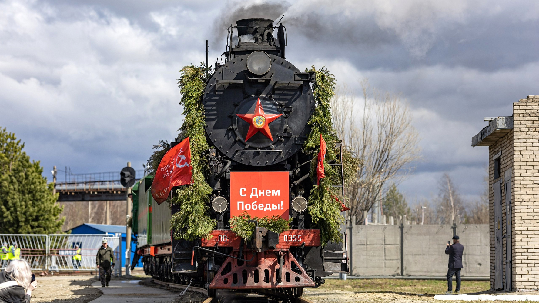 Сургутяне встретили легендарный «Эшелон Победы»