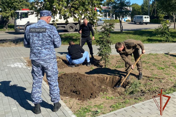 Росгвардейцы приняли участие в закладке аллеи памяти