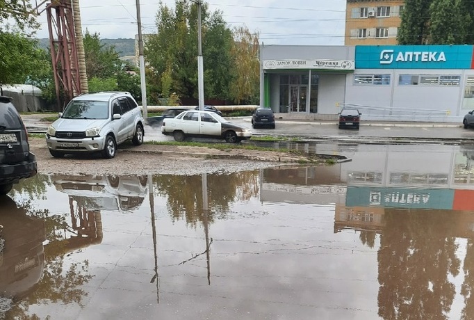 Жители Саратова задумались о покупке ладьи из-за луж на дороге 
