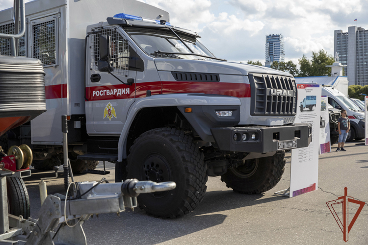 Росгвардия организовала выставку вооружения и военной техники на закрытии чемпионата России по боксу в Екатеринбурге