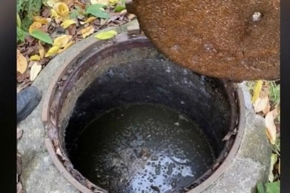 Жители Лукина жалуются на переполненные канализационными стоками колодцы