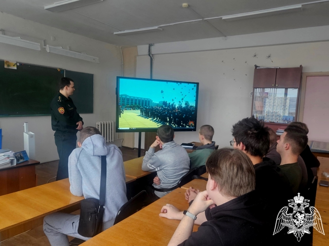 Профориентационную беседу с молодежью региона провел преподаватель Военной ордена Жукова академии Войск национальной гвардии РФ