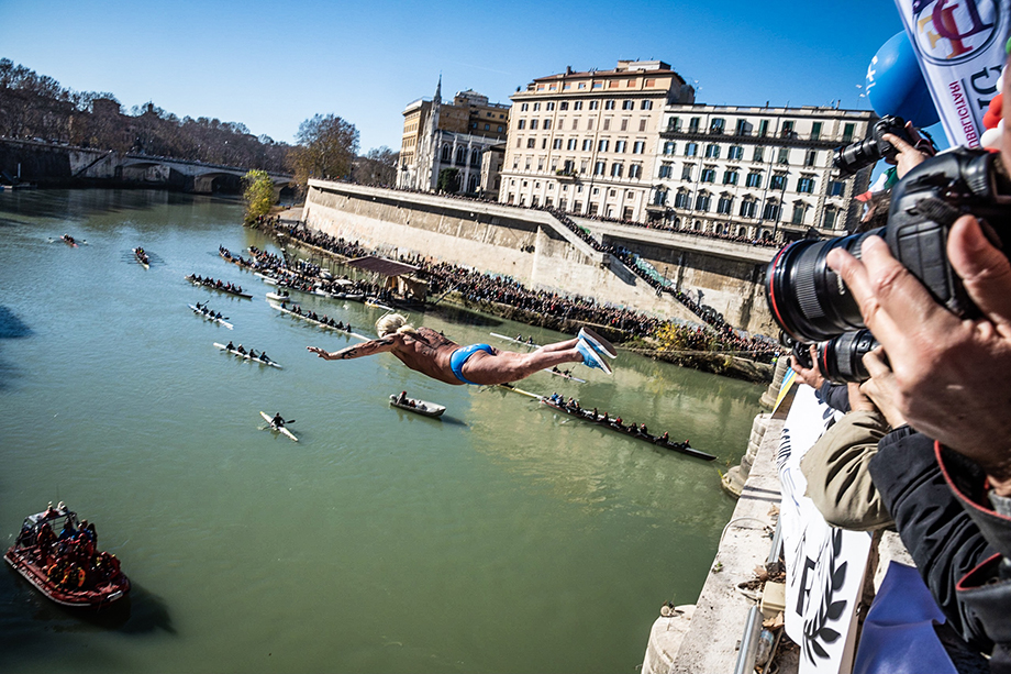 Экстремалы сохраняют римскую традицию ныряния с моста в Новый год.