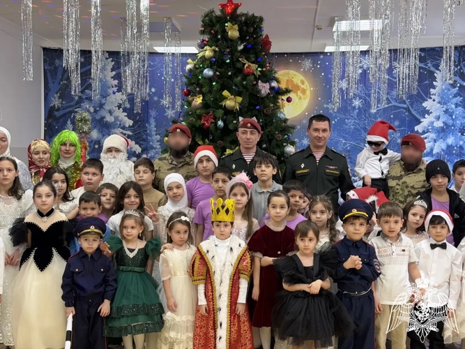 Военнослужащие махачкалинского соединения Росгвардии поздравили с наступающим Новым годом воспитанников социальных учреждений 