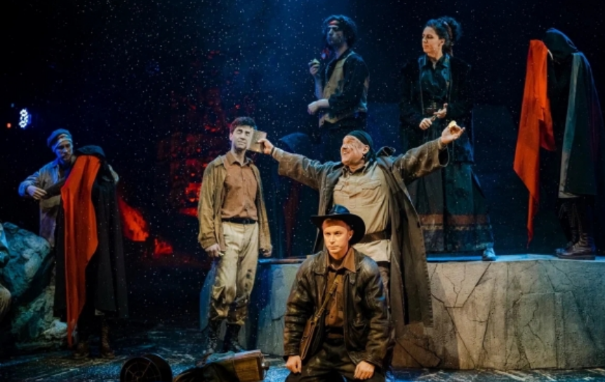 Спектакль «По ком звонит колокол» / Сайт театра «У Никитских ворот» - https://teatrunikitskihvorot.ru/