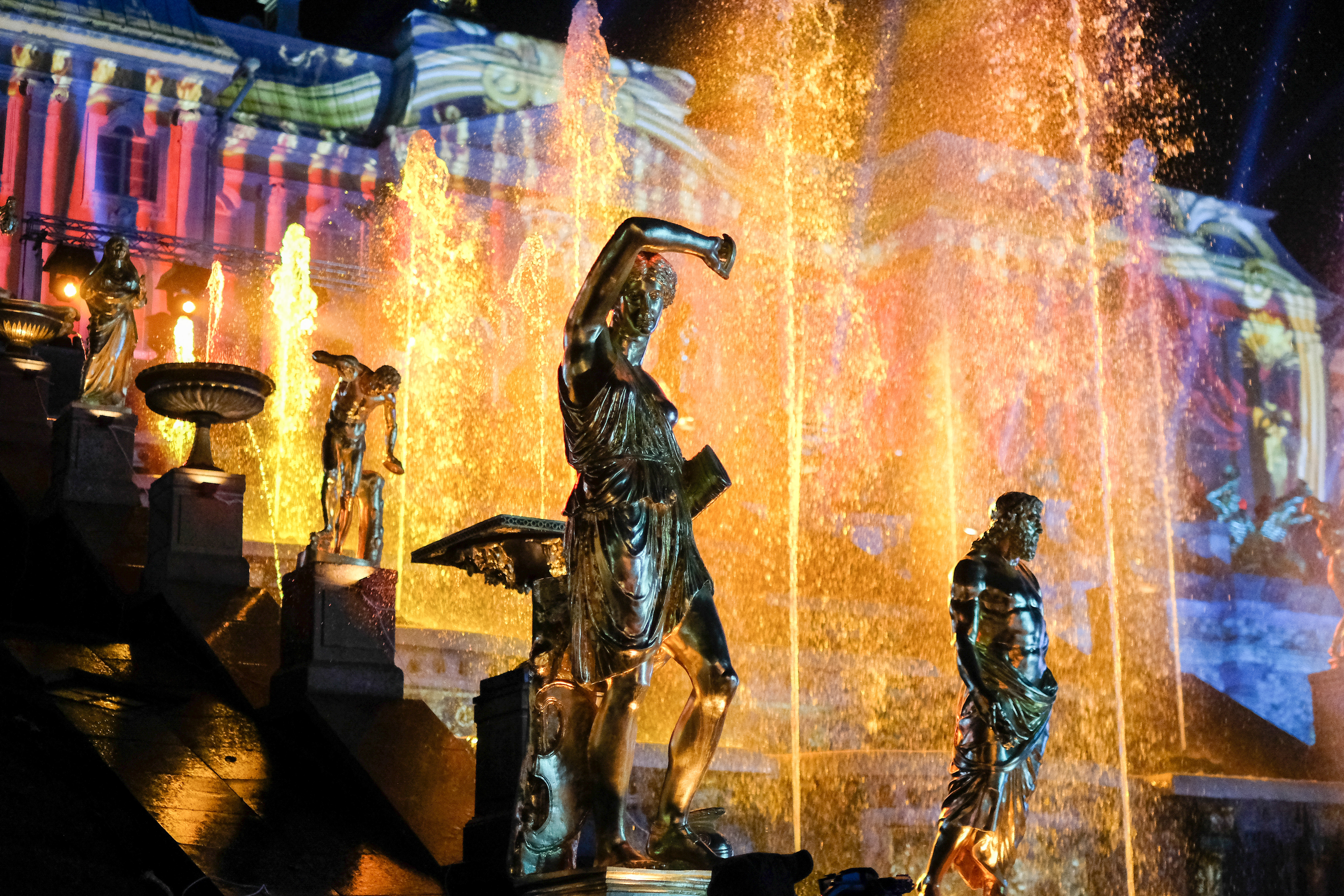Фото праздник фонтанов в петергофе в