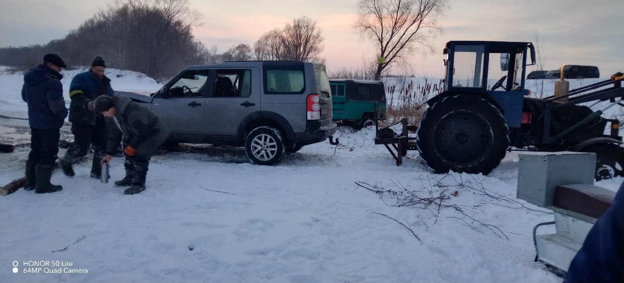 Сура машина. Автомобиль ушел под лед. Под лед ушел грузовой автомобиль. На Суре Рендж Ровер. Машина уходит под лед Ленинград.