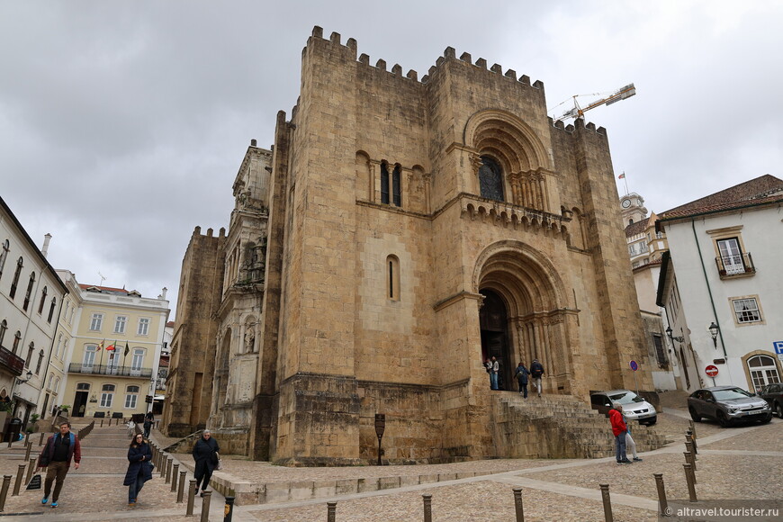 Главный фасад Старого собора.