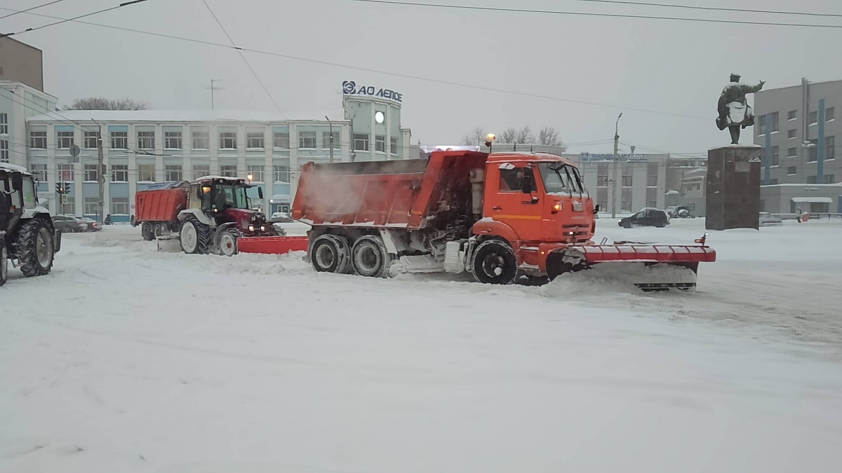 Вывоз снега киров. Снегопад. Вывозят снег. Снег на дорогах Кирова. Снежный полигон Киров Луганская.