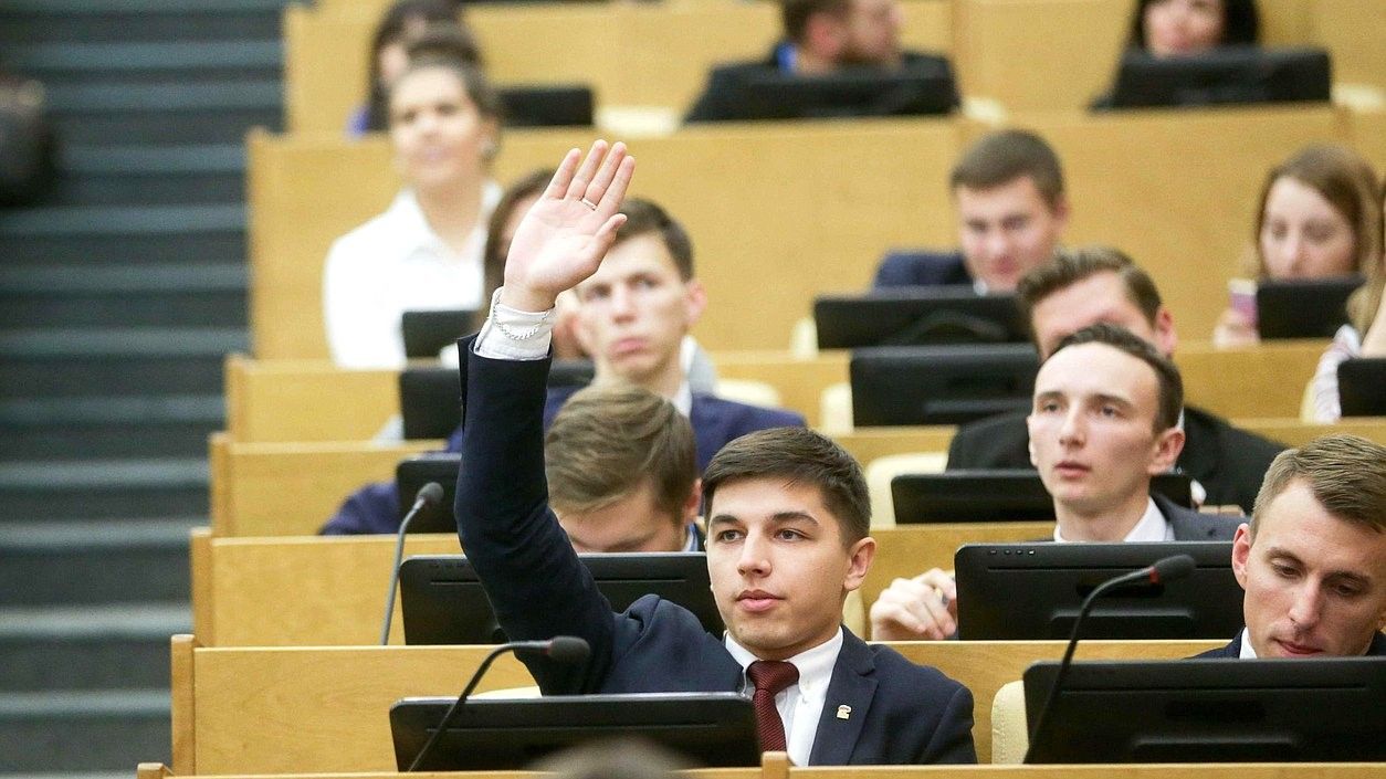 Молодой политик россии. Молодежь в Госдуме. Молодежь в политике. Студенты в политике. Молодежь в парламенте.