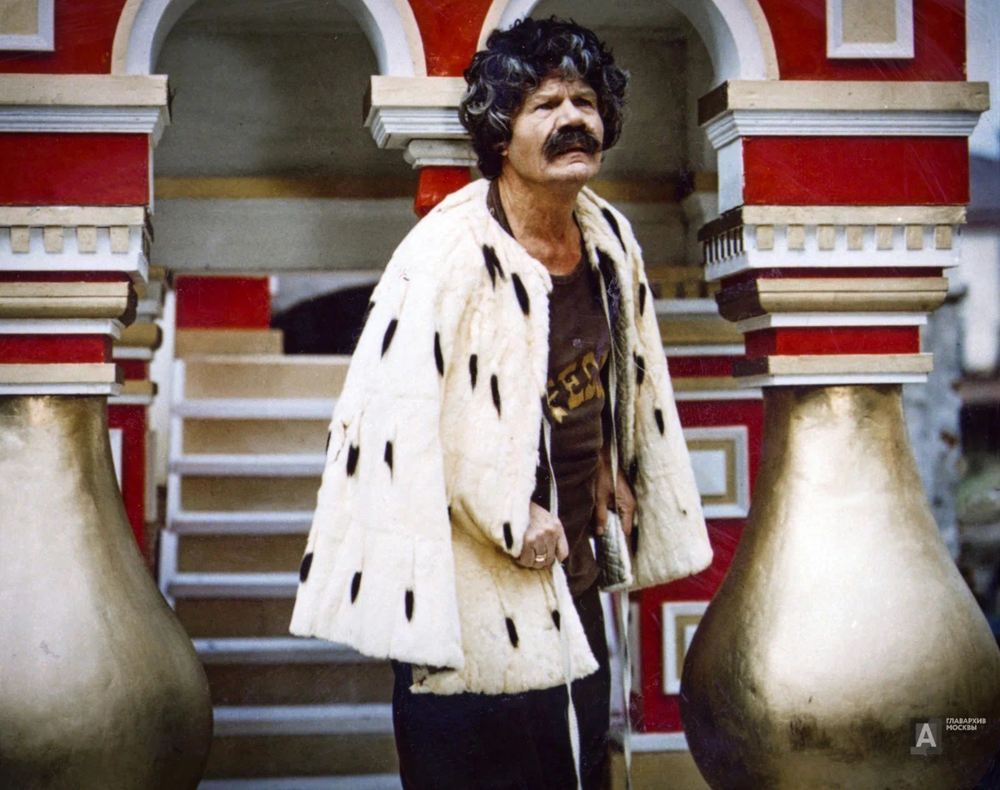 Михаил Пуговкин в роли царя Федота на съёмочной площадке фильма «На златом крыльце сидели», 1986 год