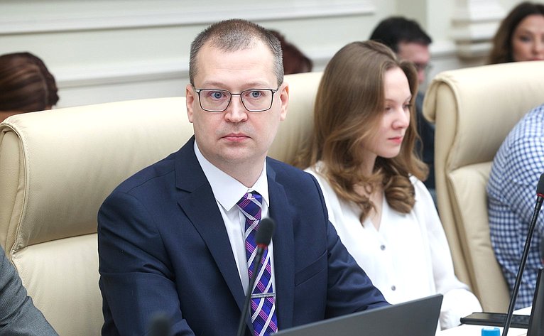 Круглый стол Комитета СФ по социальной политике «Актуальные вопросы совершенствования мер поддержки молодых специалистов, работающих в сфере здравоохранения (в рамках проекта «Всероссийская научная школа «Медицина молодая»)»