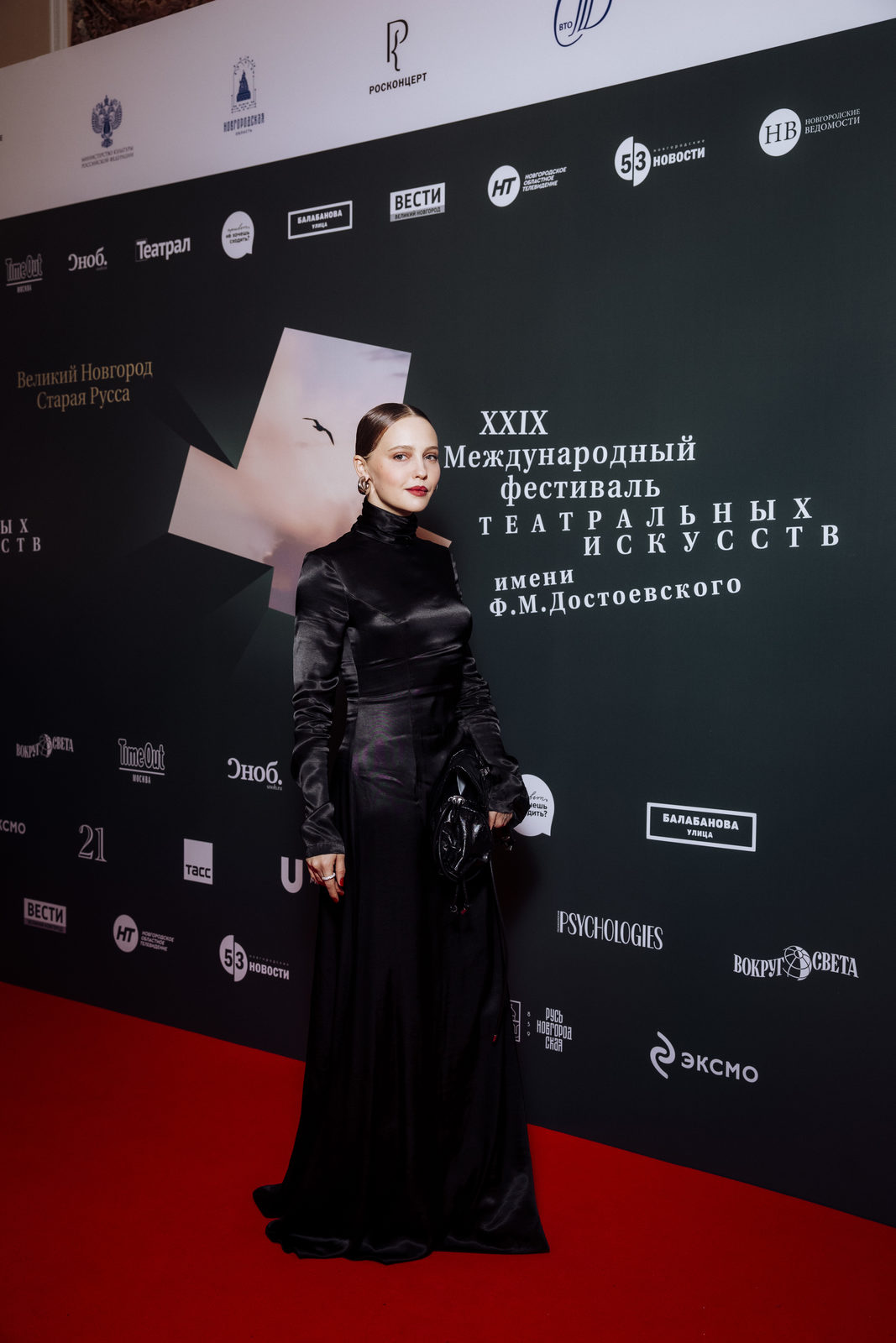 На подмостках: Юлия Хлынина, Олеся Судзиловская и Михаил Пореченков