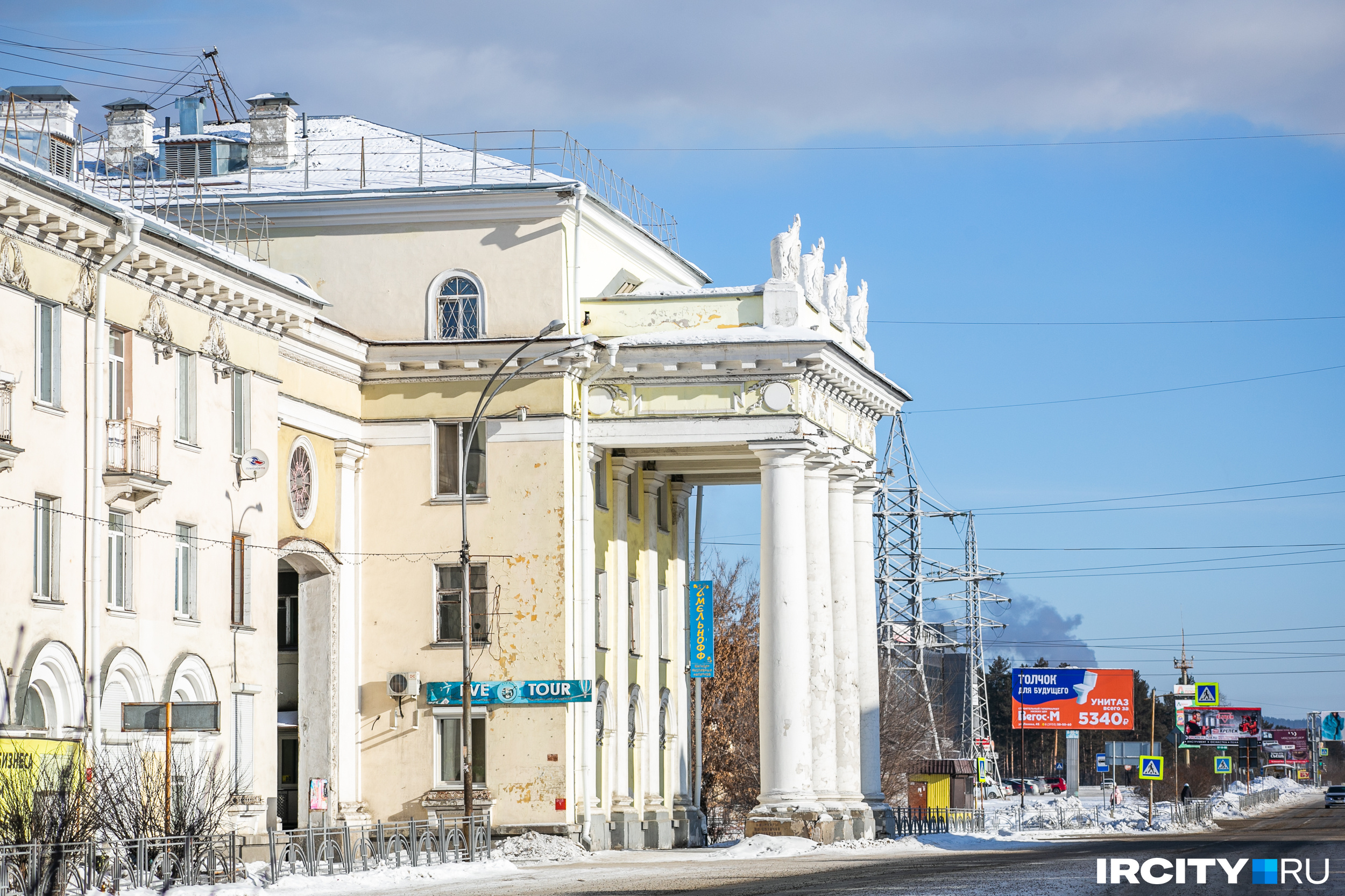 Ангарские ворота — это настоящий символ города. Два симметричных здания как будто открывают вход в город для тех, кто заезжает в него со стороны железнодорожного вокзала