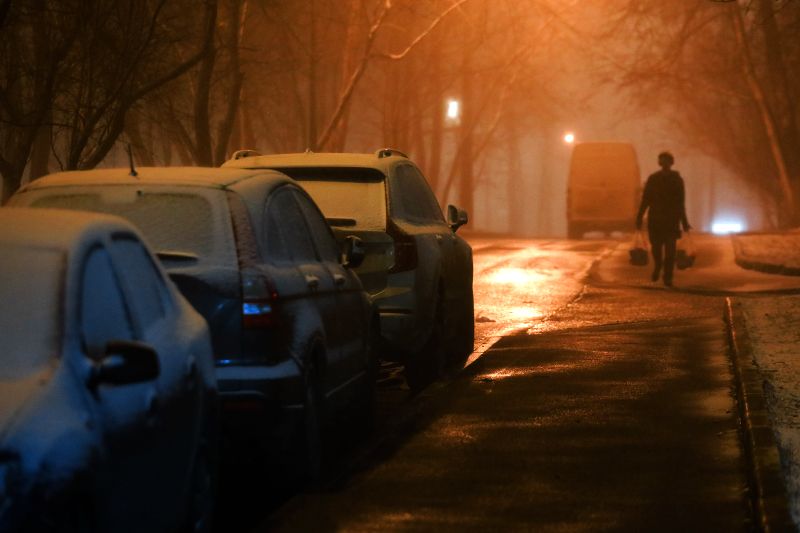 Снег выпавший ночью. Снегопад ночью фото. Первый снег в Волоколамске. Конец осени город ночь снег. Ночью выпал снег и пока мы спали