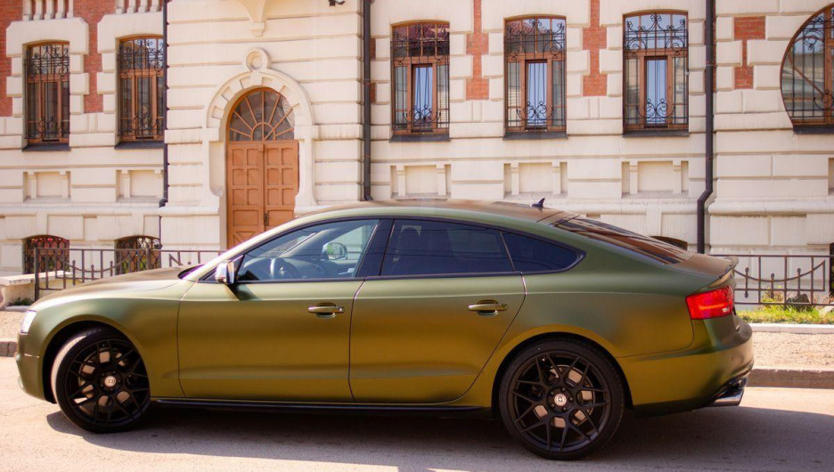 Audi S5 в золотом цвете 2014 года выпуска продают за 2,8 млн рублей в Барнауле