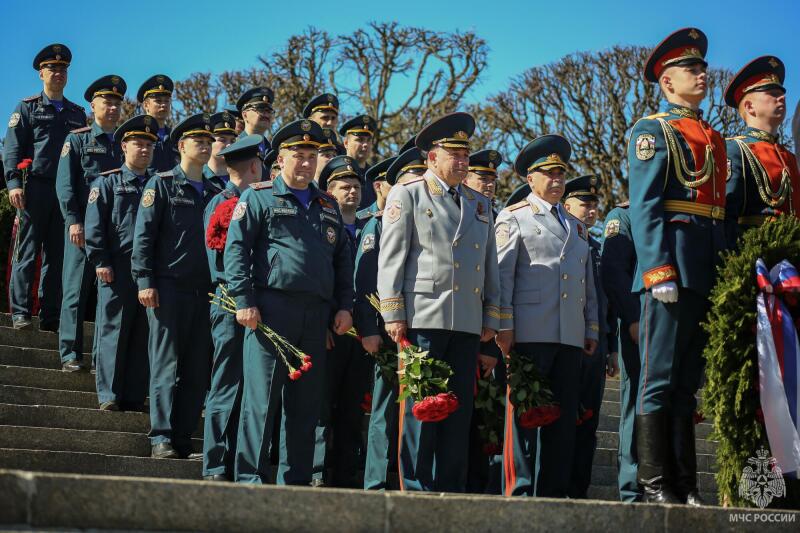 Подразделения МЧС России приняли участие в памятных мероприятиях ко Дню Победы