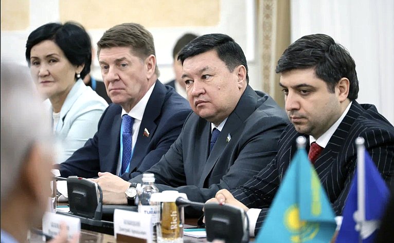 Делегация сенаторов приняла участие в наблюдении за проведением референдума по принятию новой Конституции Казахстана