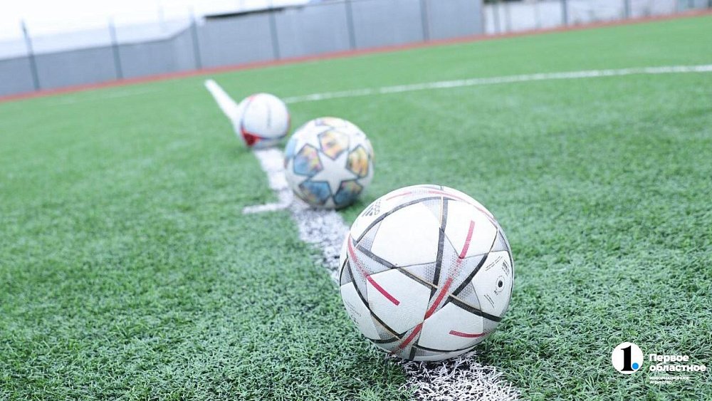 В поселке Саргазы построили большой стадион с футбольным полем