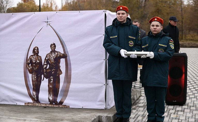 Церемония закладки капсулы на месте будущего памятника молодым строителям авиакомплекса и аллеи авиастроителей