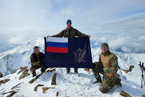 Сотрудники отряда специального назначения УФСИН России по Республике Хакасия совершили восхождение на вершину хребта Борус 