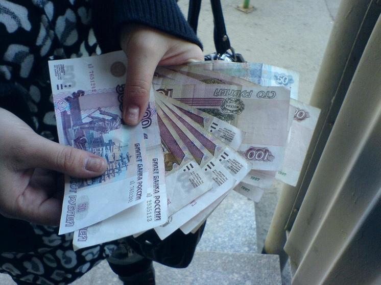 В Новоузенске девушка обворовала проживающего с ней пенсионера