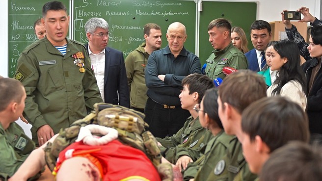 Юрий Трутнев посетил центр «Воин»