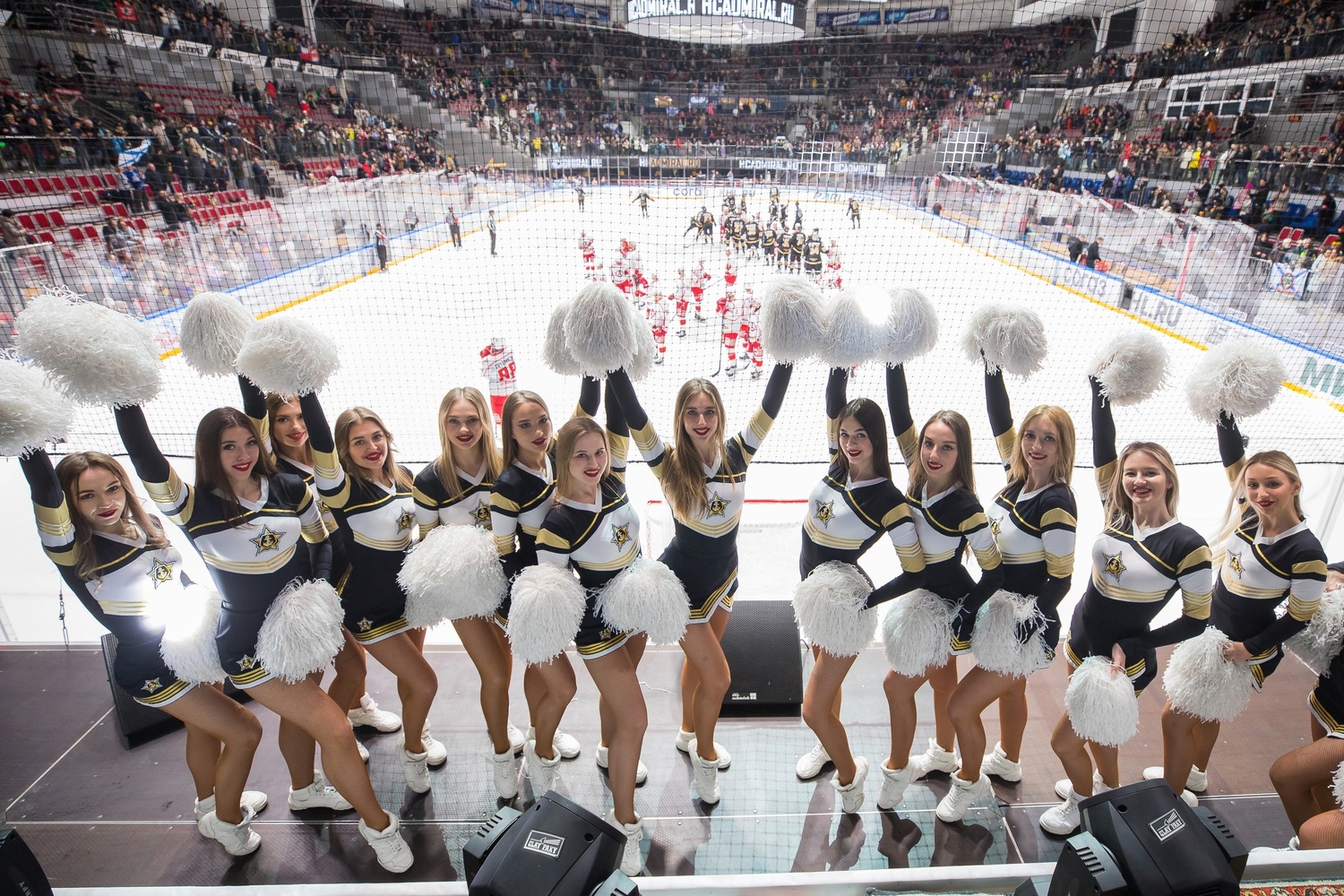 Спортсменки и красавицы: девушки из групп поддержки хоккейных команд КХЛ
