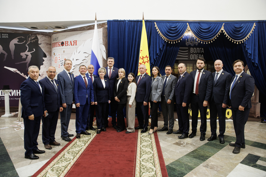 Депутаты поздравляют Олега Николаева с официальным вступлением в должность Главы Чувашии