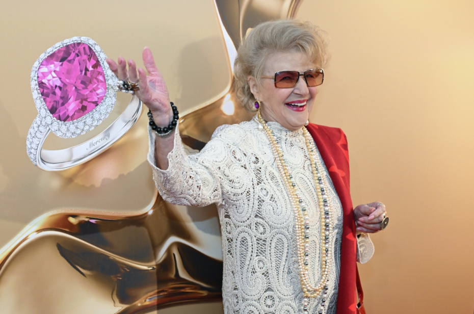 Режиссер Светлана Дружинина перед началом XXIV церемонии вручения Национальной премии в области кинематографии «Золотой орел» в Москве