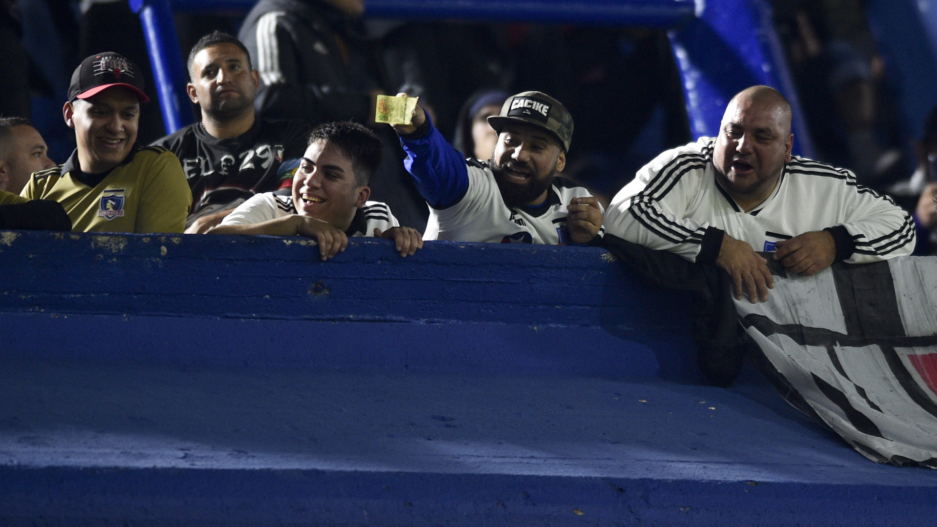 Суперкубок Чили по футболу был прерван из-за конфликта фанатов и полиции