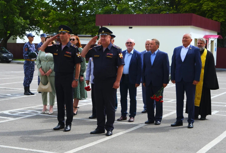 В специальном моторизованном полку Росгвардии открыли памятник воинам, павшим при исполнении воинского долга